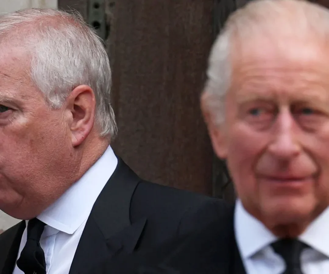 Andrew-a-esquerda-e-Charles-saem-apos-uma-missa-na-Catedral-de-Westminster-em-Londres-em-16-de-setem.webp