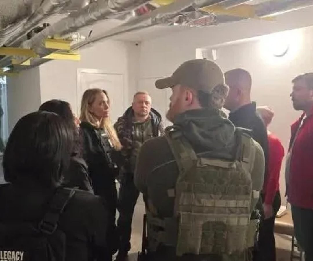 Angelina-Jolie-visita-cidades-na-linha-de-frente-da-guerra-na-Ucrania-e1762424617251.jpg