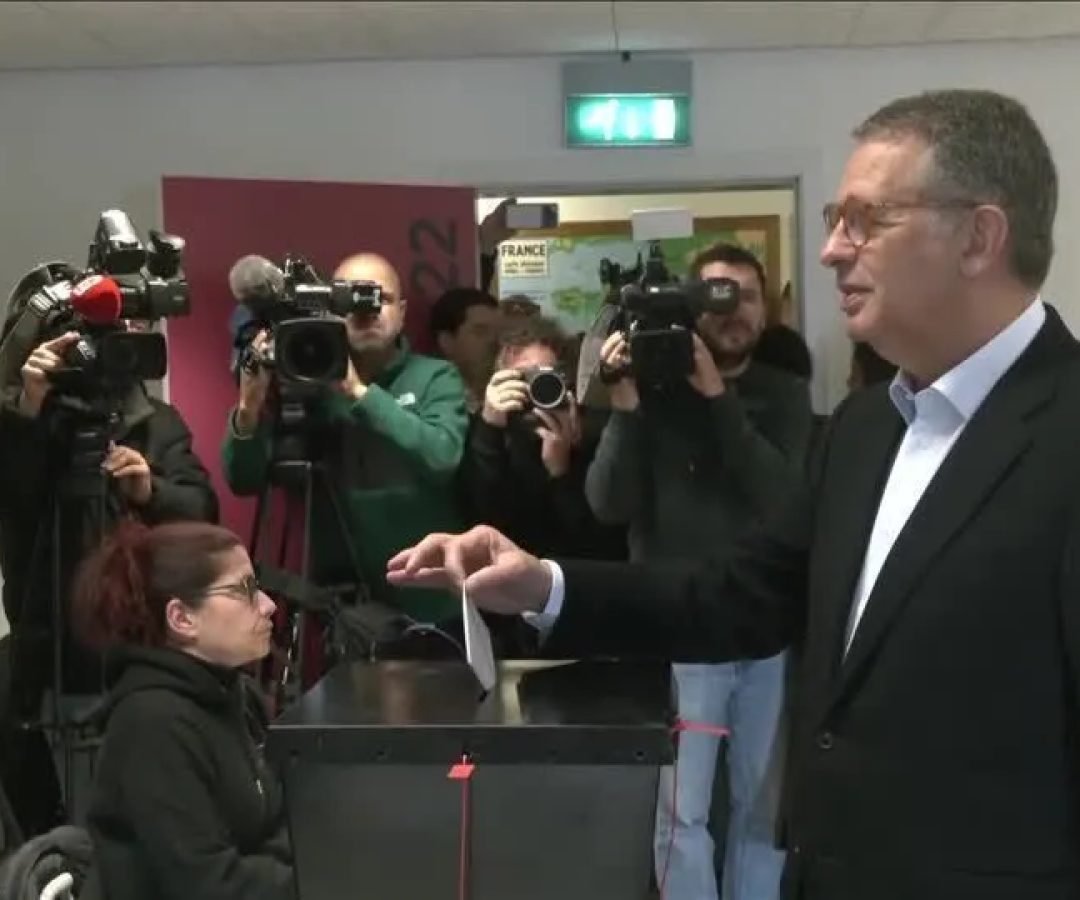 Antonio-Jose-Seguro-vota-em-segundo-turno-das-eleicoes-presidenciais-de-Portugal.jpg