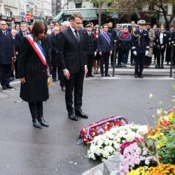 Autoridades-francesas-prestam-homenagem-a-vitimas-de-ataques-realizados-em-Paris-ha-10-anos.jpg