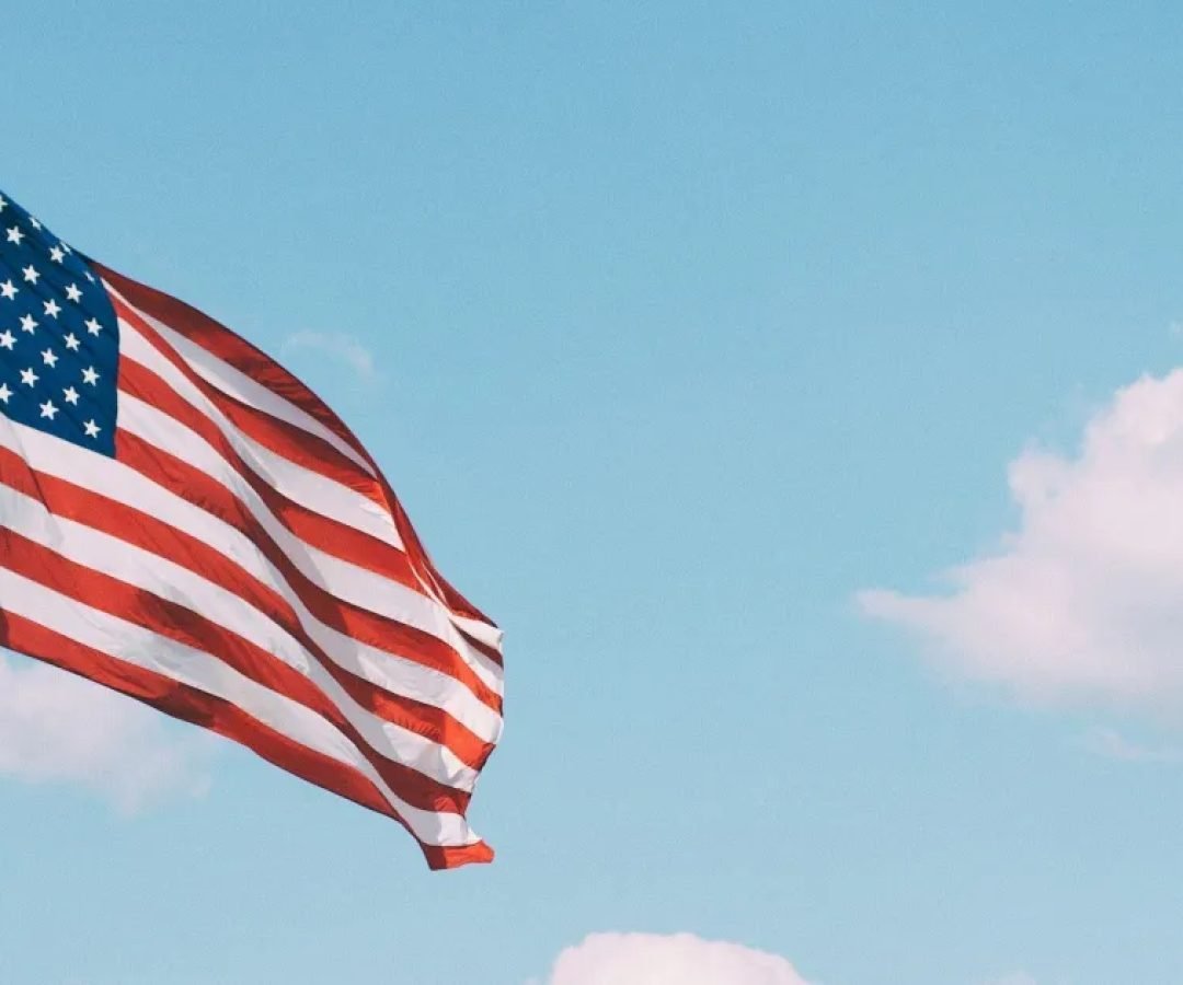 Bandeira-dos-EUA-e1743440042408.jpg