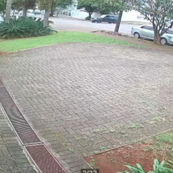 Ônibus desgovernado causa colisão entre cinco veículos no Centro de Cascavel