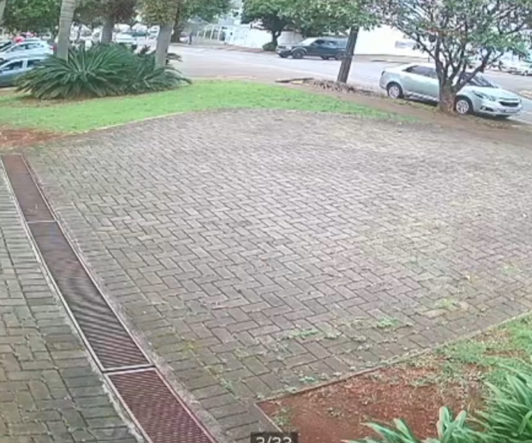 Ônibus desgovernado causa colisão entre cinco veículos no Centro de Cascavel