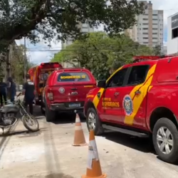 Motociclista colide contra árvore em Cascavel e é socorrido pelo Siate