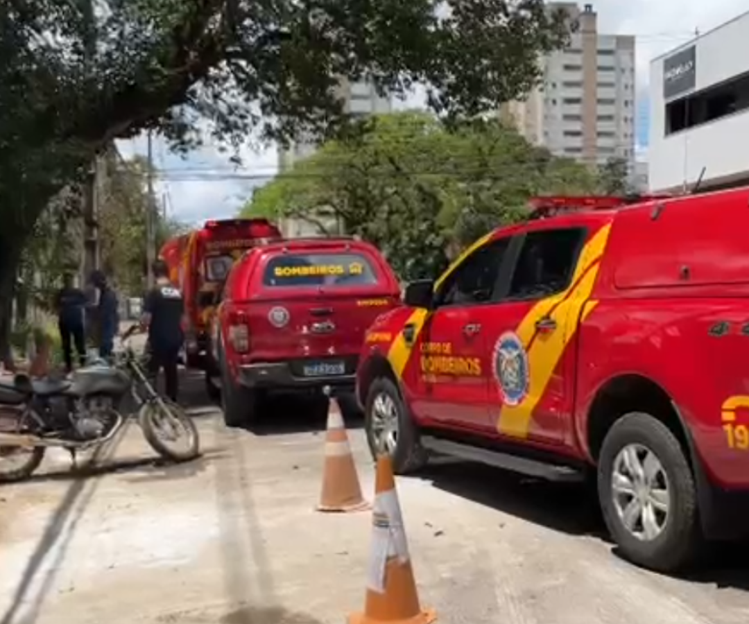 Motociclista colide contra árvore em Cascavel e é socorrido pelo Siate