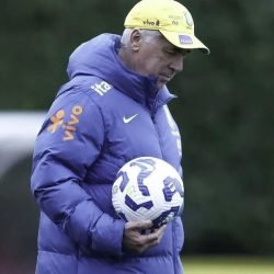 Carlo-Ancelotti-durante-treino-da-Selecao-Brasileira-e1763120984821.jpg
