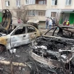 Carros-destruidos-apos-ataque-de-drone-em-Kharkiv-na-Ucrania.jpg