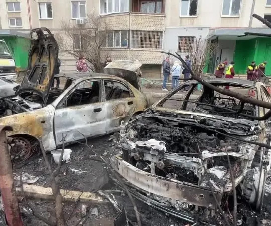 Carros-destruidos-apos-ataque-de-drone-em-Kharkiv-na-Ucrania.jpg