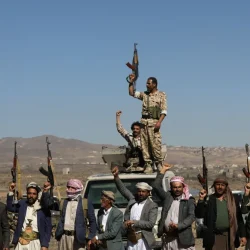 Combatentes-houthis-e-apoiadores-seguram-suas-armas-durante-protesto-contra-recentes-ataques-liderad.webp