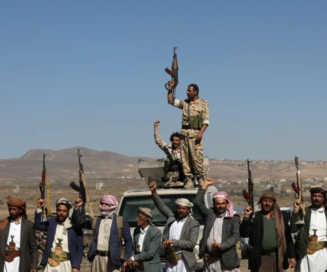 Combatentes-houthis-e-apoiadores-seguram-suas-armas-durante-protesto-contra-recentes-ataques-liderad.webp