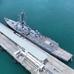 Contratorpedeiro-de-misseis-guiados-USS-Sampson-DDG-102-da-Marinha-dos-EUA-ancorado-no-Canal-do-Pana.webp