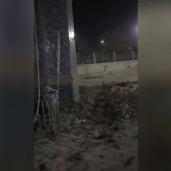 Destrocos-ao-redor-do-santuario-sagrado-de-Mazar-e-Sharif-no-Afeganistao-apos-terremoto-de-magnitude.webp
