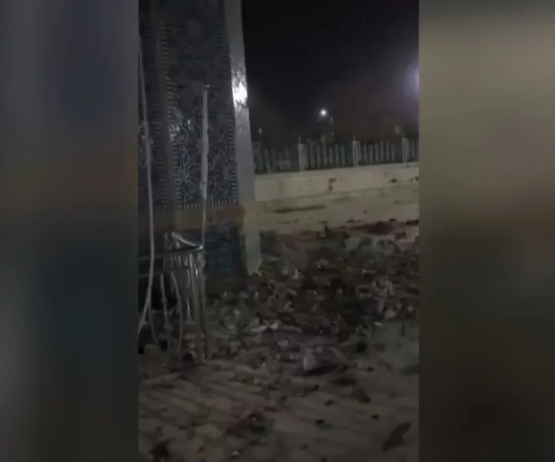 Destrocos-ao-redor-do-santuario-sagrado-de-Mazar-e-Sharif-no-Afeganistao-apos-terremoto-de-magnitude.webp