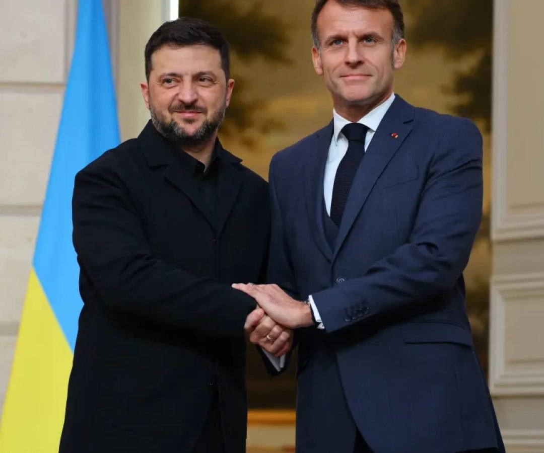 Emmanuel-Macron-e-Volodymyr-Zelensky-em-Paris.jpg