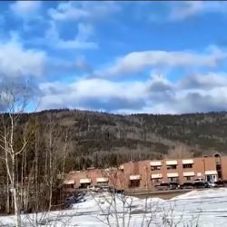 Escola-secundaria-Tumbler-Ridge-no-Canada-apos-ataque-a-tiros.jpg