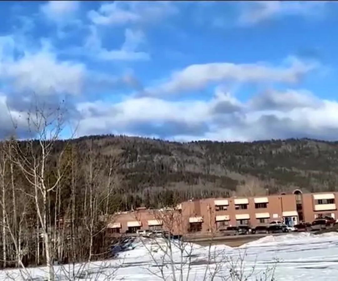 Escola-secundaria-Tumbler-Ridge-no-Canada-apos-ataque-a-tiros.jpg