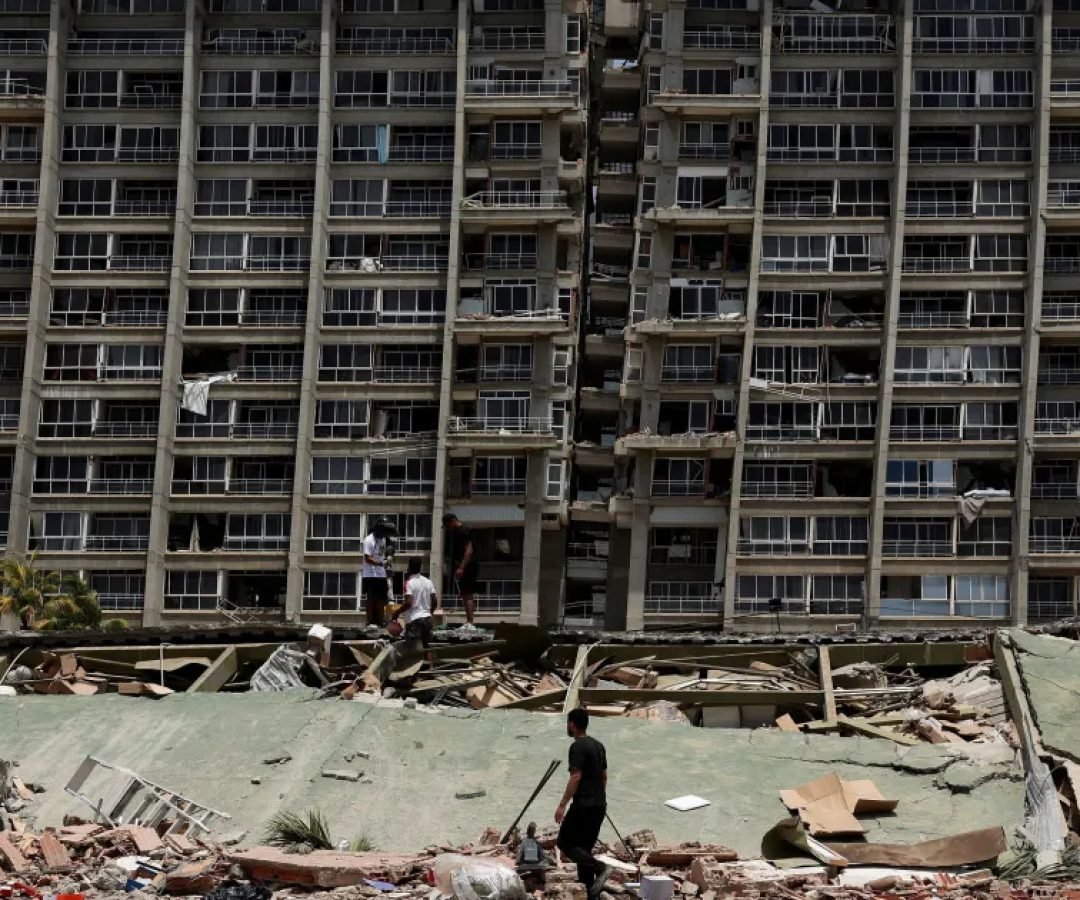 Escombros-de-predio-que-desabou-em-La-Guaira-apos-terremotos-na-Venezuela.jpg