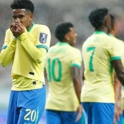 Estevao-comemorando-apos-marcar-duas-vezes-para-o-Brasil-e1776875512587.jpeg