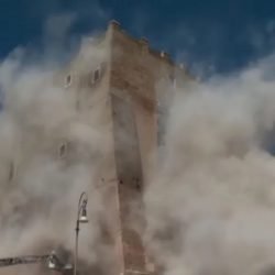 Estrutura-de-torre-desaba-em-Roma-na-Italia-perto-do-Coliseu.jpg