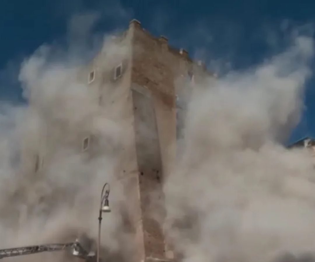 Estrutura-de-torre-desaba-em-Roma-na-Italia-perto-do-Coliseu.jpg