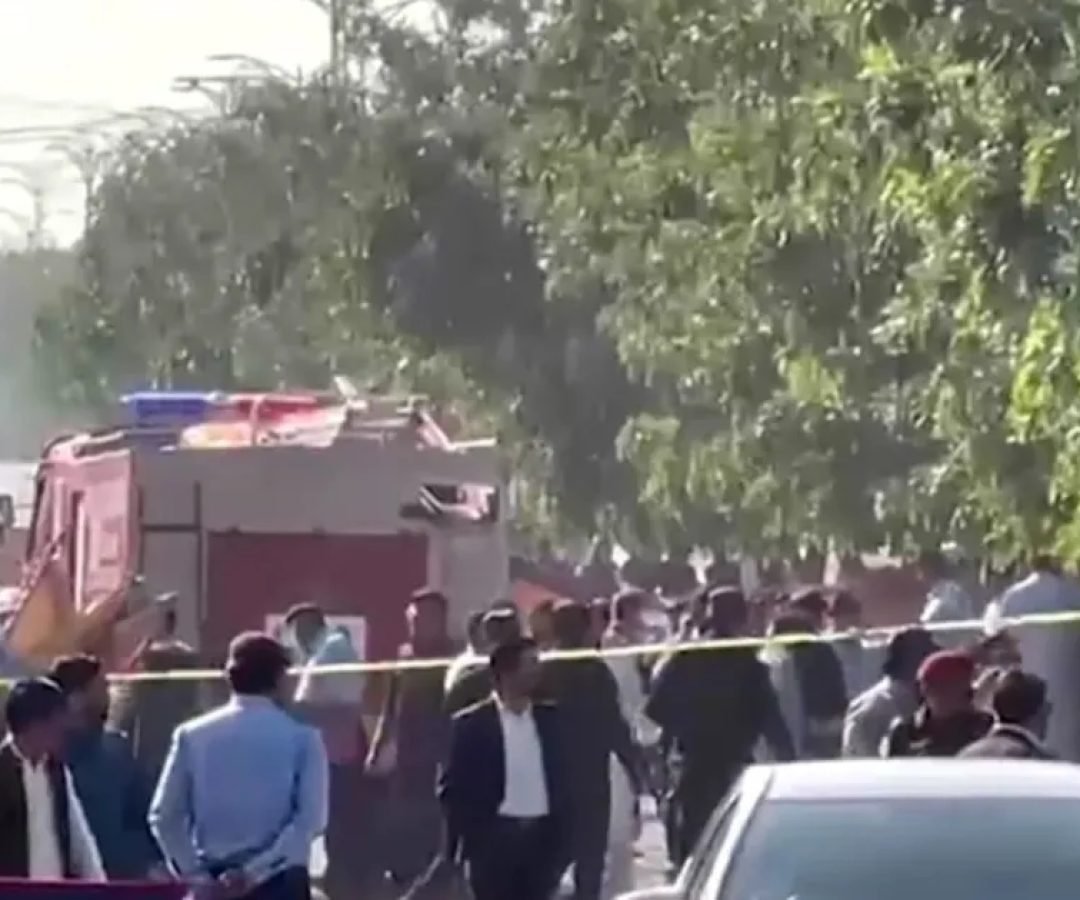 Explosao-deixa-12-mortos-em-frente-a-tribunal-no-Paquistao.jpg