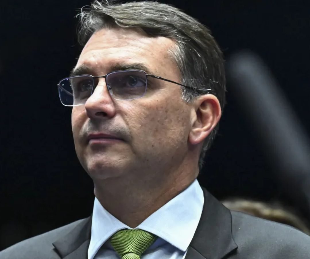Flavio-Bolsonaro-3-e1764990194148.jpg
