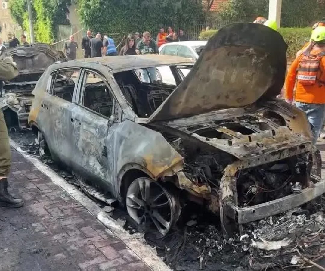 Fragmentos-de-misseis-atingem-carros-em-area-residencial-no-centro-de-Israel.jpg