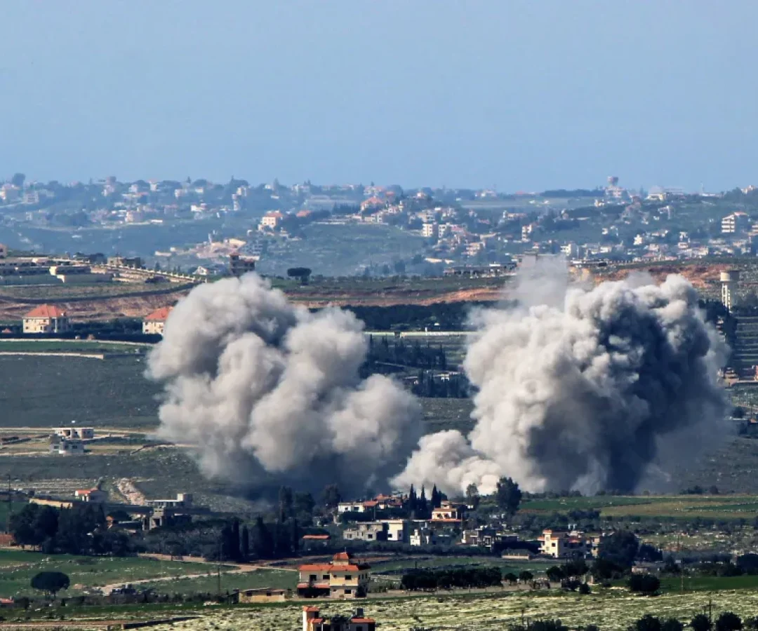 Fumaca-de-um-ataque-aereo-israelense-sobe-de-supostas-posicoes-do-Hezbollah-pro-Ira-na-vila-de-Kfar.webp