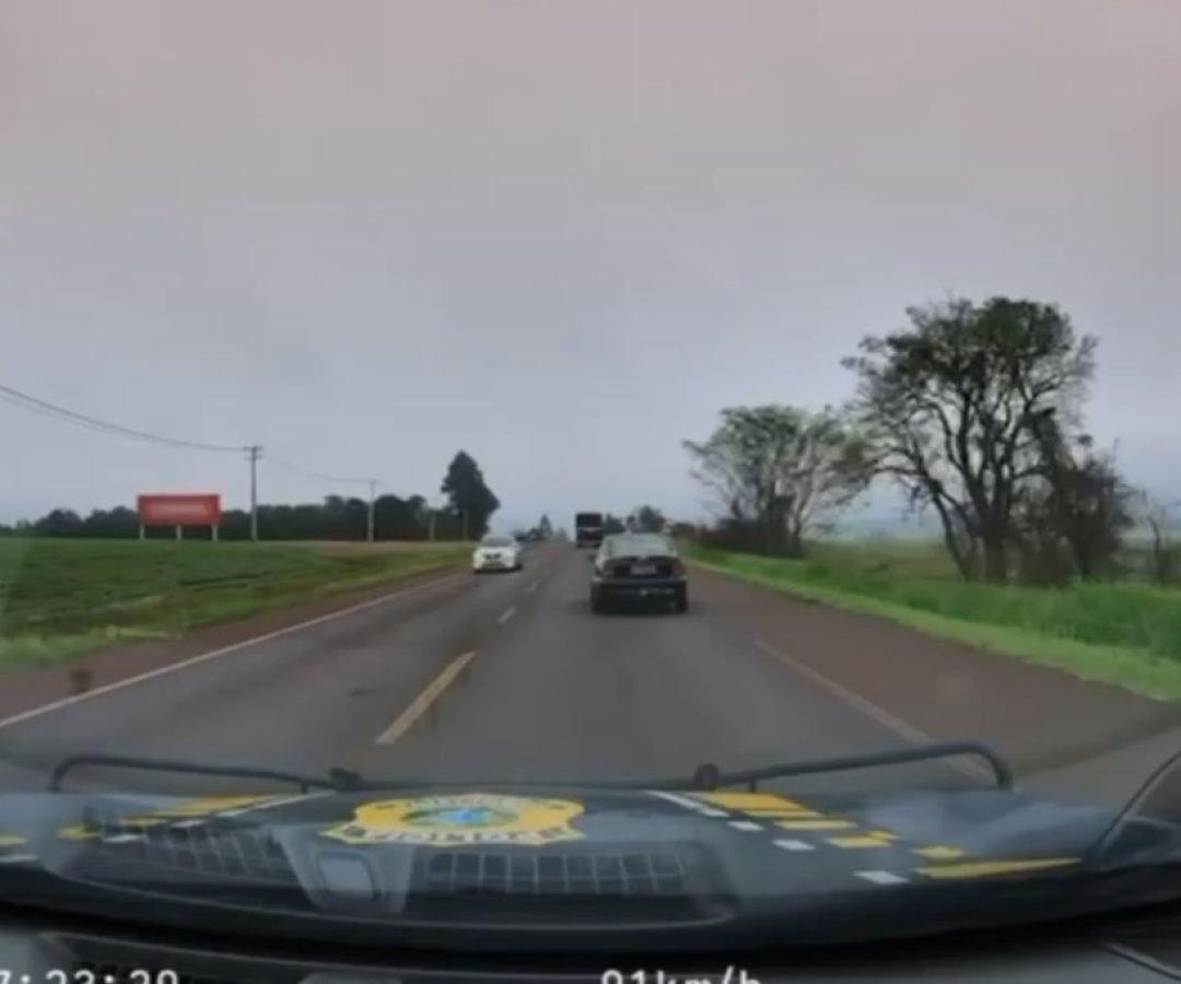 Câmera de viatura registra capotamento de traficante durante acompanhamento policial na BR-369