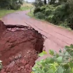 Trecho da Linha Scanagatta cede após fortes chuvas em São Salvador