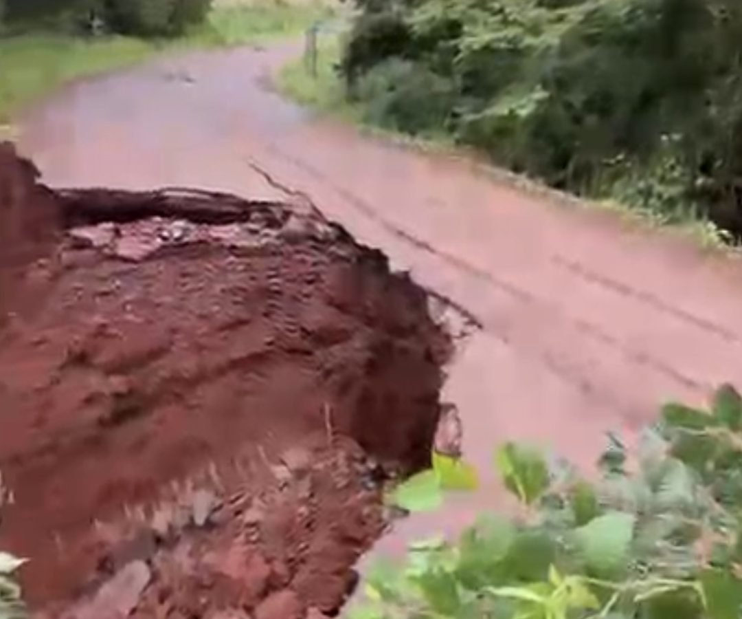 Trecho da Linha Scanagatta cede após fortes chuvas em São Salvador