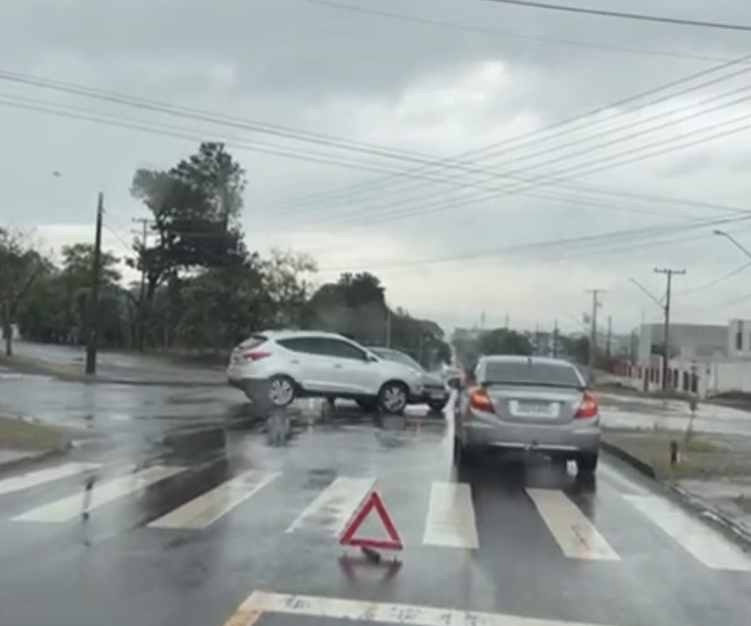 Colisão sem vítimas é registrada na Avenida Piquiri, em Cascavel