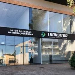 Transitar realiza ação educativa sobre ciclomotores e veículos autopropelidos em frente a colégio de Cascavel