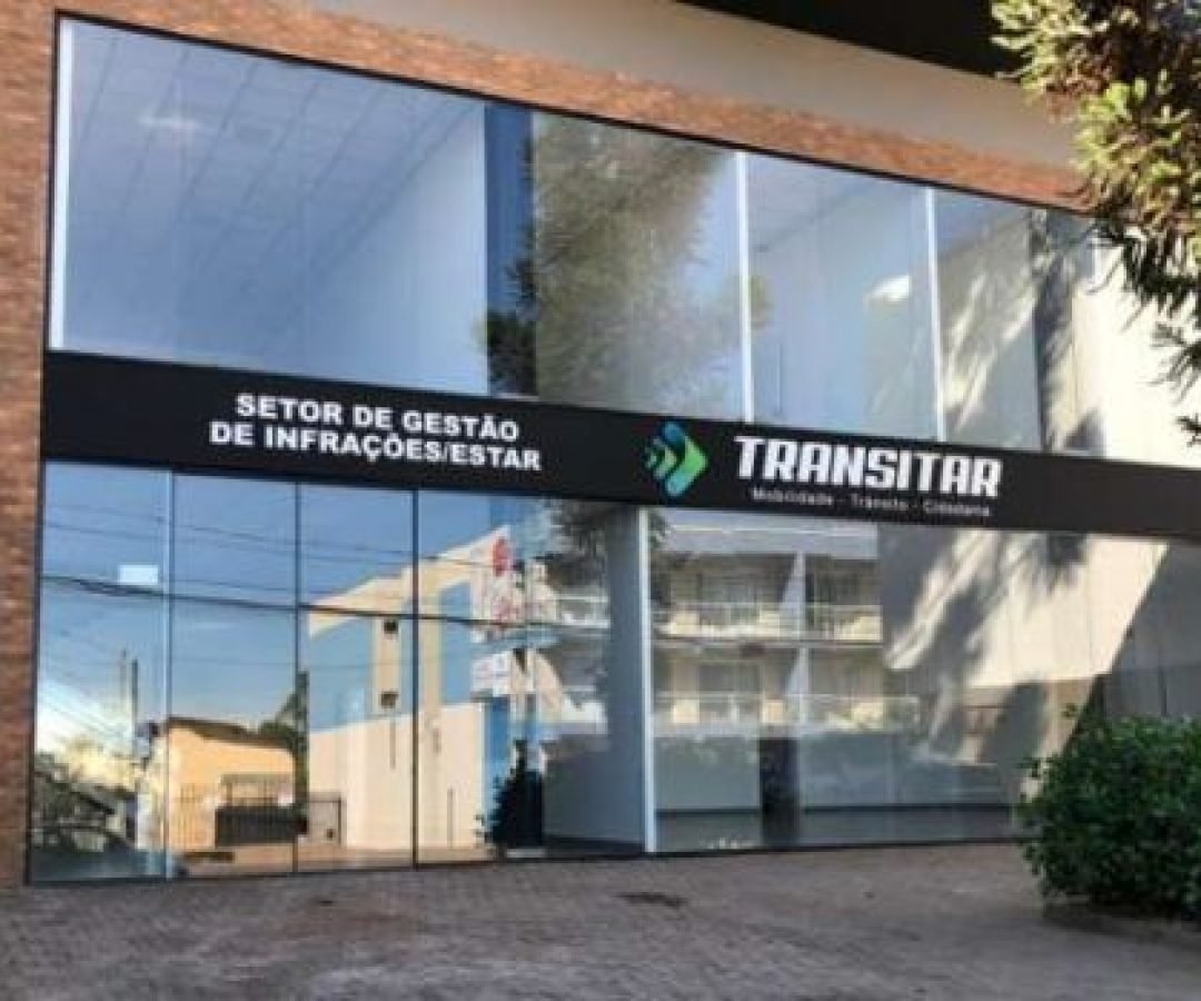 Transitar realiza ação educativa sobre ciclomotores e veículos autopropelidos em frente a colégio de Cascavel