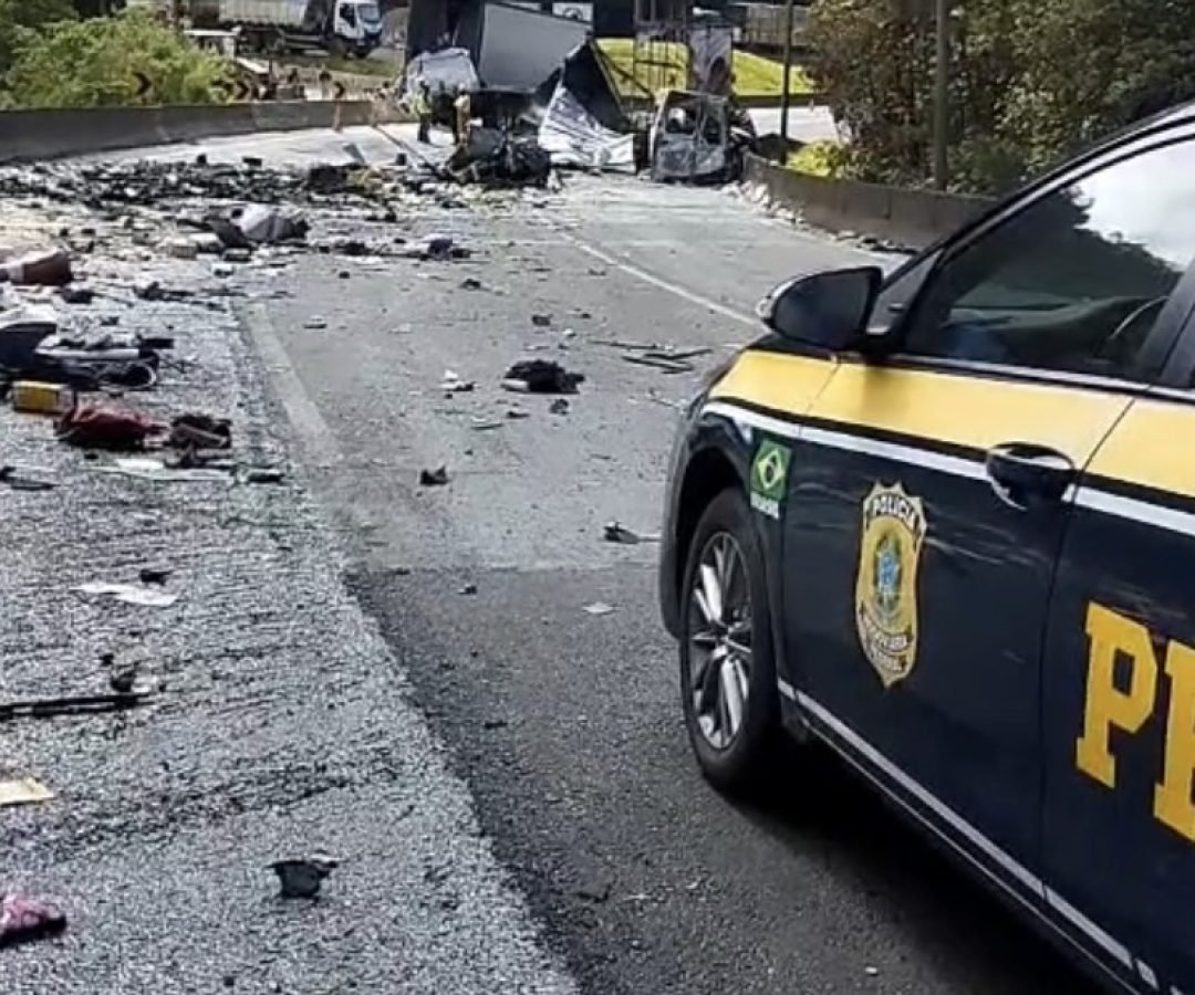 Grave acidente na BR-376 em Guaratuba deixa um morto e feridos; van e caminhão pegam fogo