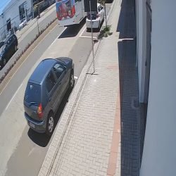 Câmera flagra momento em que carro lança motociclista contra ônibus do transporte público em Cascavel