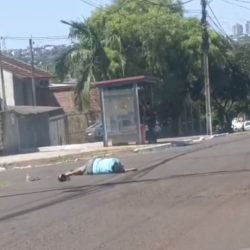 Homem é flagrado dormindo no meio da via e situação gera alerta sobre riscos