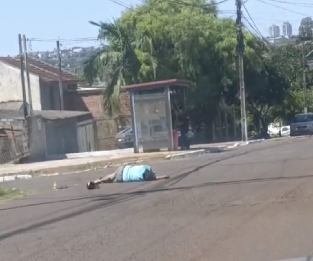 Homem é flagrado dormindo no meio da via e situação gera alerta sobre riscos