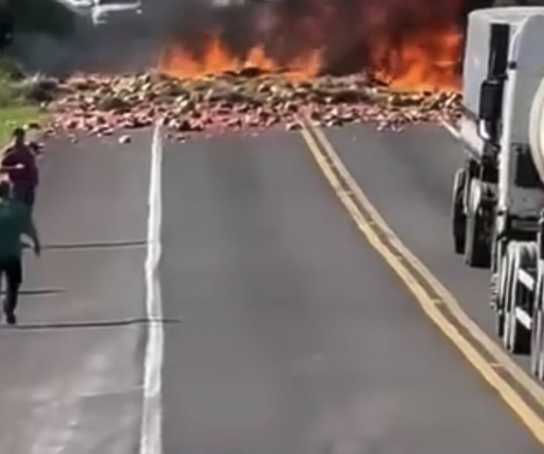 Colisão entre dois caminhões deixa um morto na PR-092