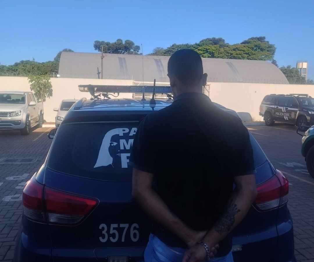 Mãe com criança no colo apanha do marido, que é preso pela GM