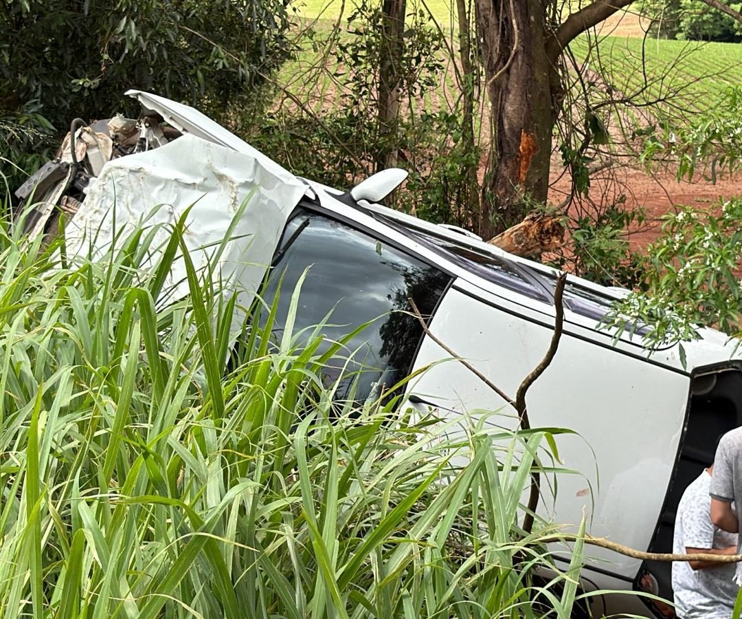 Mãe e filha ficam feridas em capotamento na PR-180