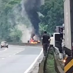 BR-116 está totalmente interditada após caminhão carregado de gasolina pegar fogo