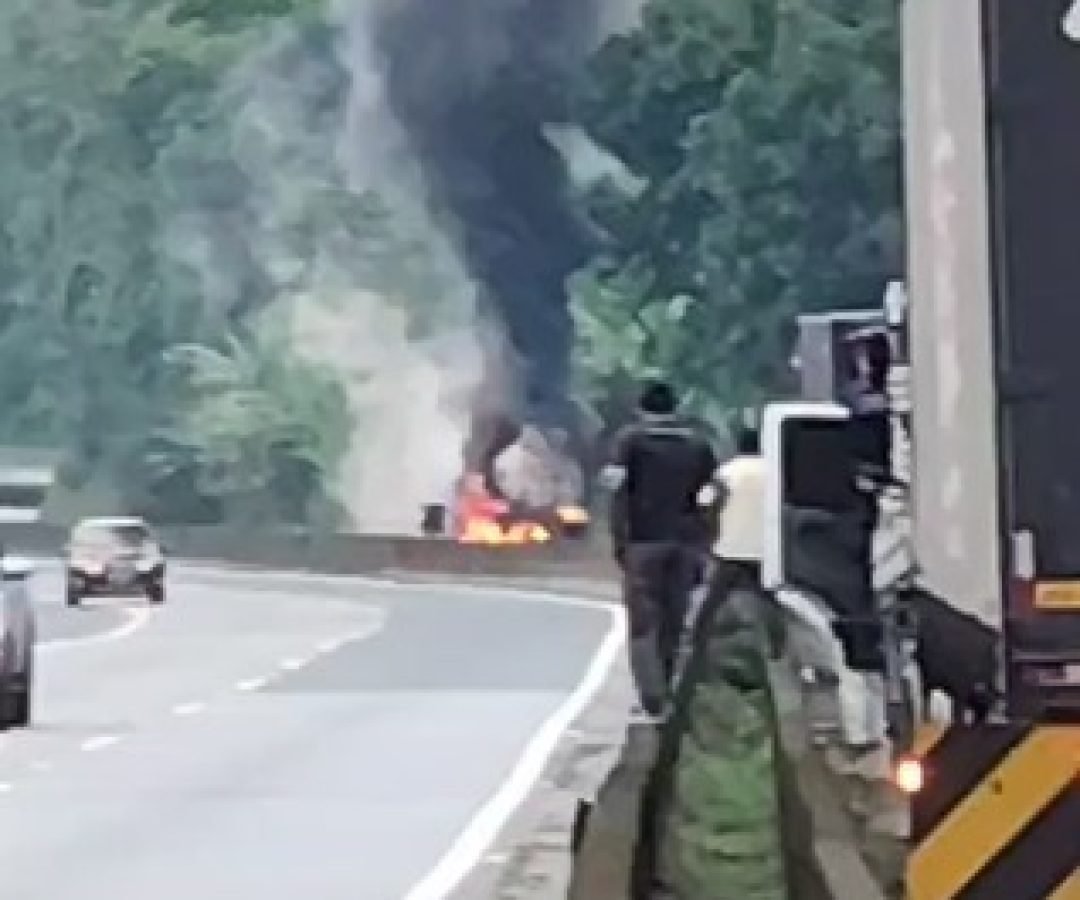 BR-116 está totalmente interditada após caminhão carregado de gasolina pegar fogo