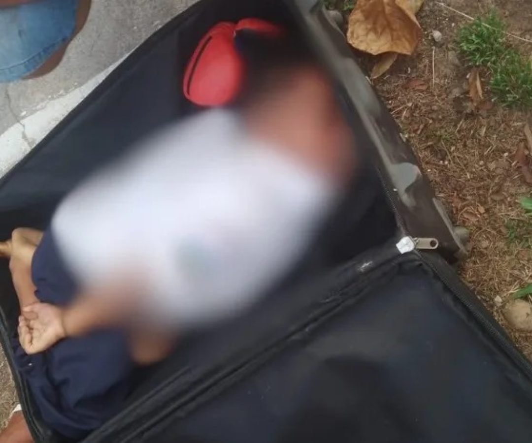 Menino de 6 anos é encontrado morto dentro de mala em frente a cemitério; suspeito é morto por populares