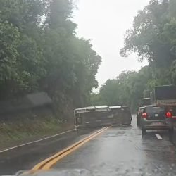 Caminhão tomba na BR-277 em Virmond