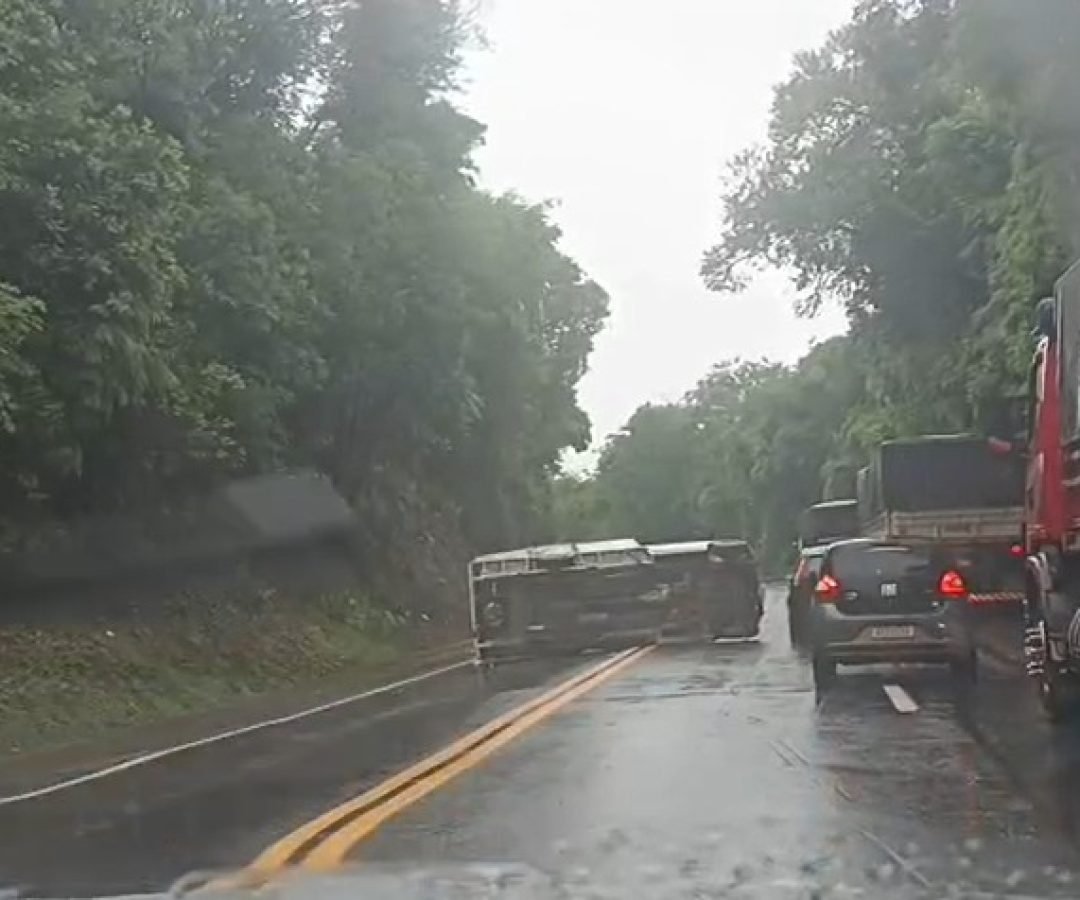 Caminhão tomba na BR-277 em Virmond