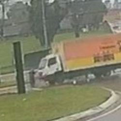 Ciclista é atingido por caminhão no Trevo da Portal
