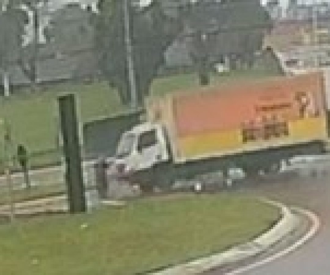 Ciclista é atingido por caminhão no Trevo da Portal