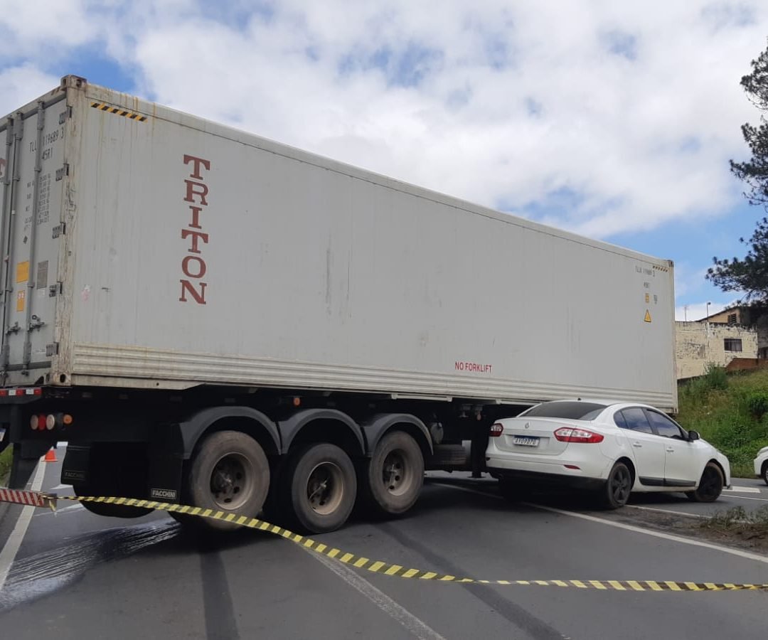 Ao atender acidente, PRF recupera veículo roubado na BR-373