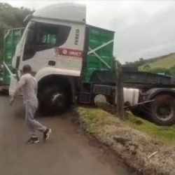 Seguindo GPS, caminhão cai em ribanceira e fica pendurado em penhasco